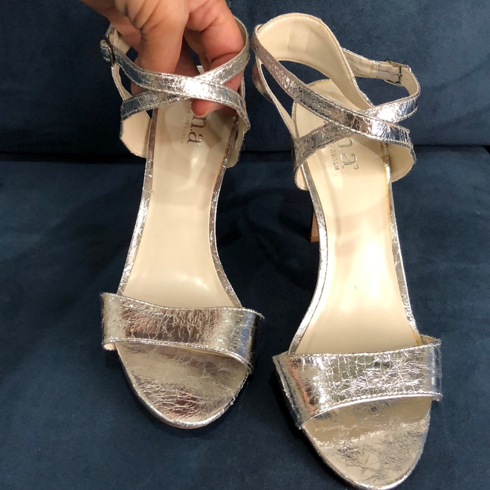 A.n.a Women’s size 9 stiletto heels silver crinkle